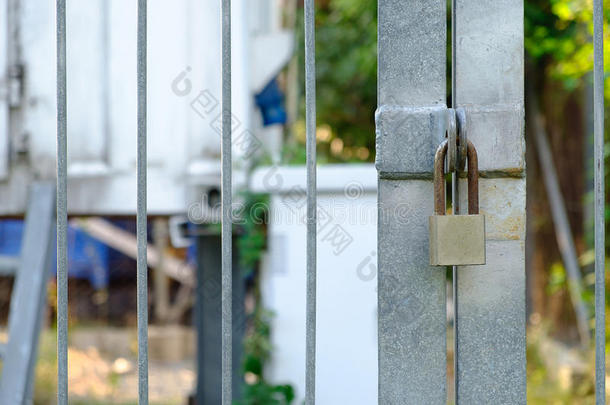 关闭金属锁门安全保护挂锁。