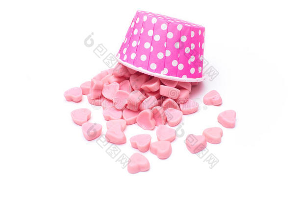 在粉红色的波尔卡圆点纸杯里掉下心糖果