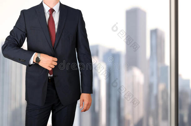 商务和办公理念-优雅的年轻时尚商务男士，蓝色/海军蓝套装