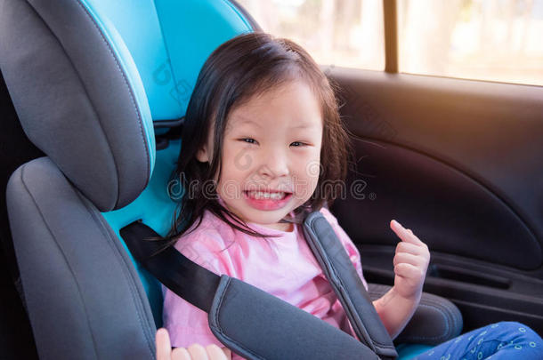 女孩带着<strong>安全带</strong>在车上微笑
