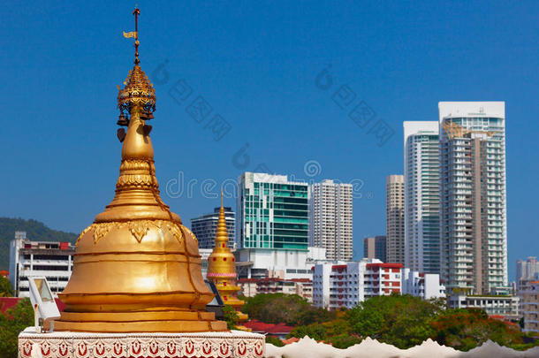 现代城市建筑背景上的黄金佛教佛塔
