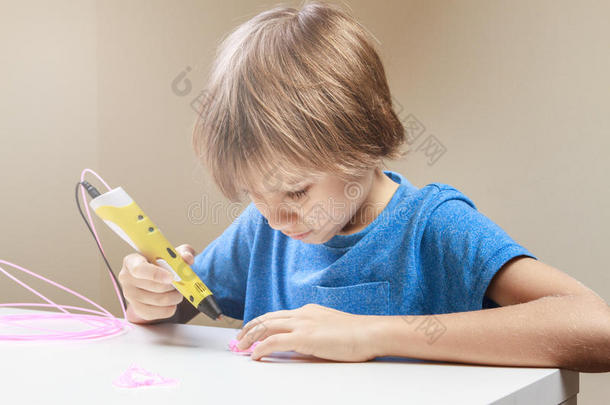 孩子用3d打印笔。男孩在做新东西。创意、科技、休闲、教育理念