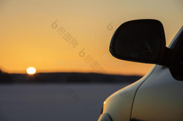 汽车后视镜拍摄在芬兰的剪影。