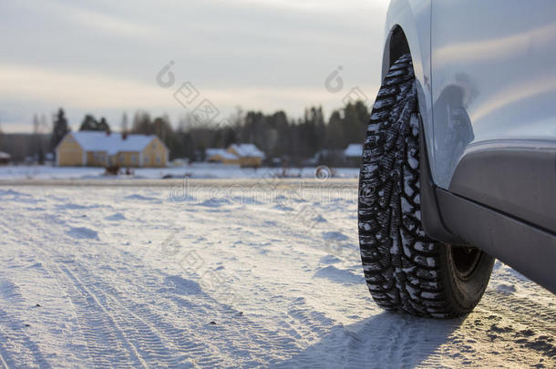 汽车前角，<strong>冬季</strong>轮胎和芬兰的雪景。