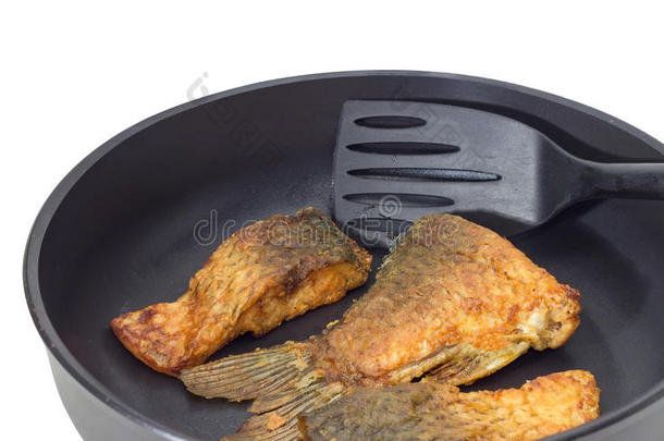 炸鱼片和锅盖上的铲子
