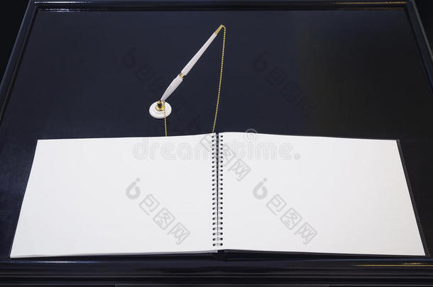 空白书签名与钢笔在桌子黑色背景