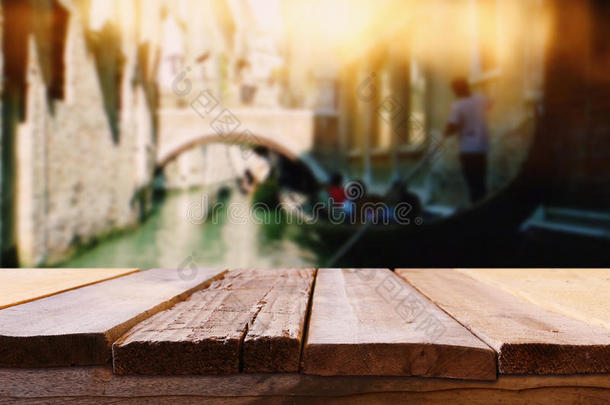 模糊浪漫威尼斯背景前的空桌