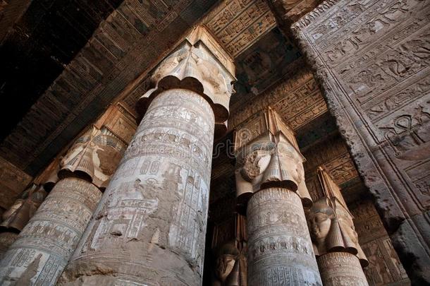 装饰柱子和天花板在丹德拉寺，埃及