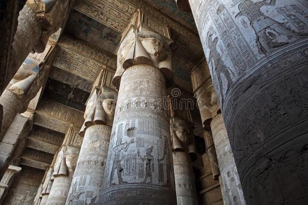 装饰柱子和天花板在丹德拉寺，埃及