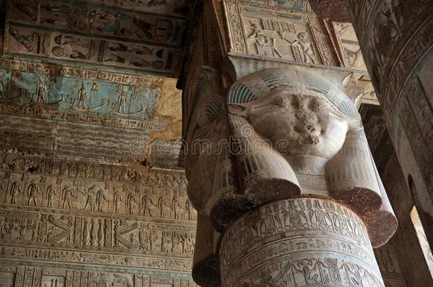 装饰<strong>柱子</strong>和天花板在丹德拉寺，埃及