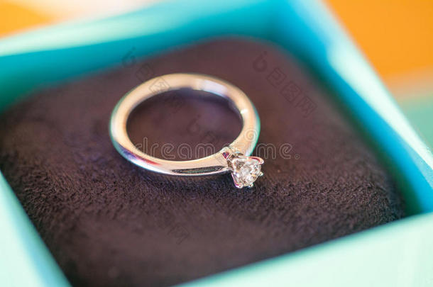 盒子里的钻石订婚戒指