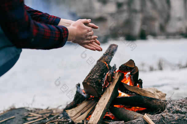 冬天，女孩在火旁取暖