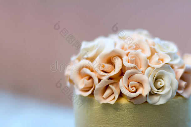 节日婚礼蛋糕有花，黄橙花，双层，美丽，温柔