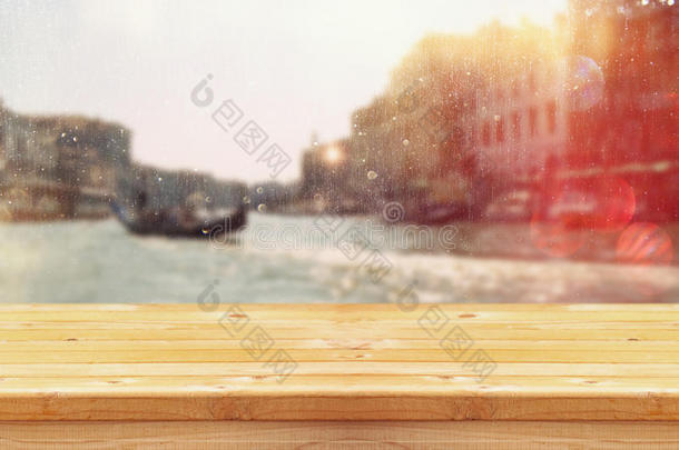 模糊浪漫威尼斯背景前的空桌