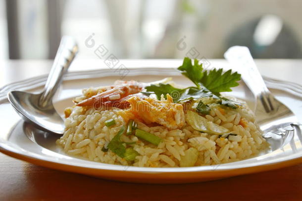 炒米蛋，配勺子和叉子在盘子上