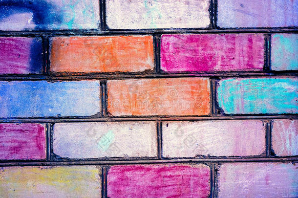 砖墙上漆成彩虹色的砖块。 砖墙作为儿童艺术的例子