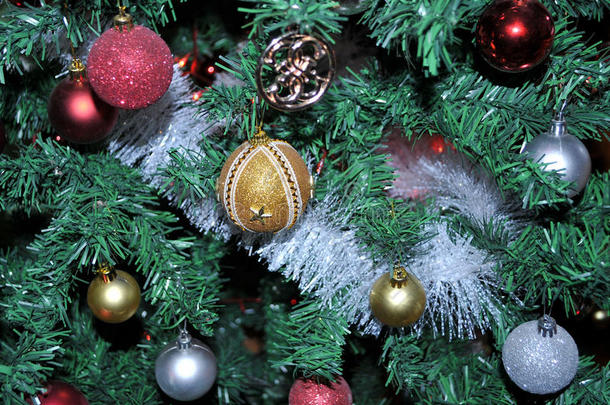 <strong>圣诞树</strong>装饰与各种五颜六色和闪闪发光的装饰