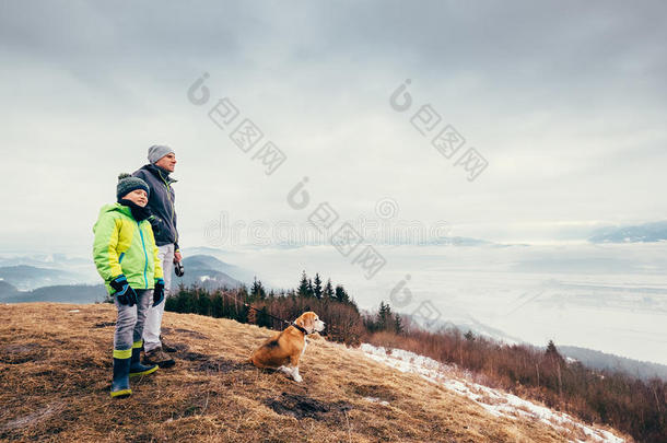 早春时节-父亲带着儿子遛狗在山上嗨