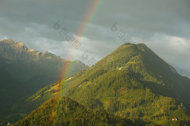 阿尔卑斯山的山和彩虹在因特拉肯城市