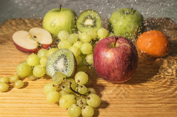 新鲜水果，苹果，猕猴桃，葡萄和普通话