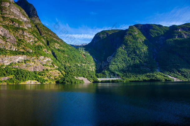 峡湾景观与高山和深峡湾西部