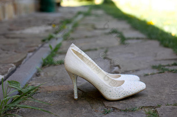 美丽的新娘`石径上的白色鞋子
