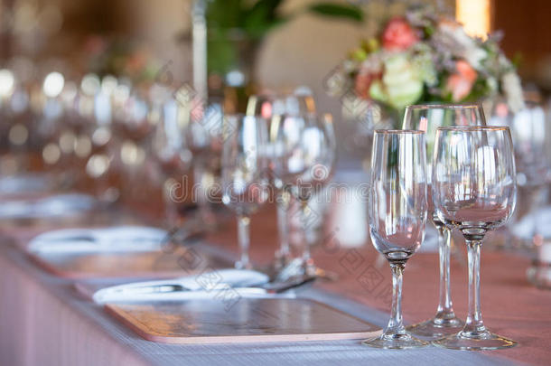 婚礼招待会上装饰好的桌子上的香槟和酒杯