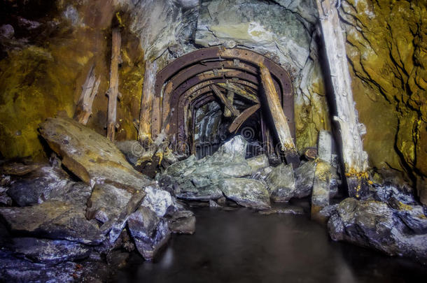 被遗弃的阿布哈兹运货马车洞穴煤