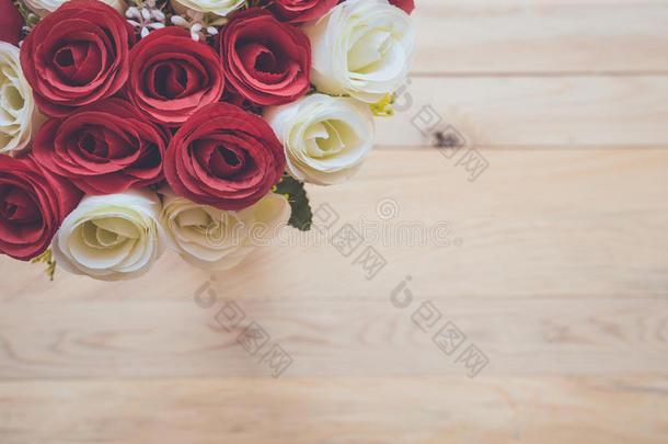 人造玫瑰花束在木板上。 上面的风景