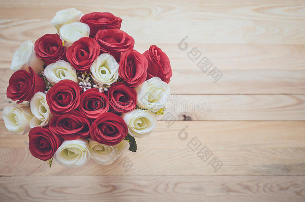 人造玫瑰花束在木板上。 上面的风景