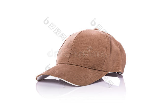 合上新的棕色棒球帽。白底独立摄影棚