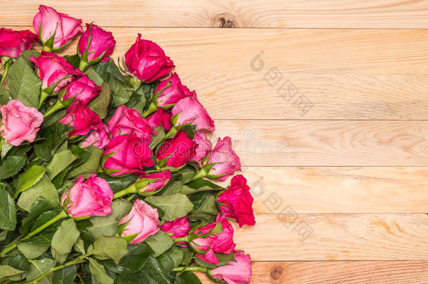 木制甲板<strong>上新</strong>鲜的粉<strong>红色</strong>玫瑰花。 为了爱或情人节