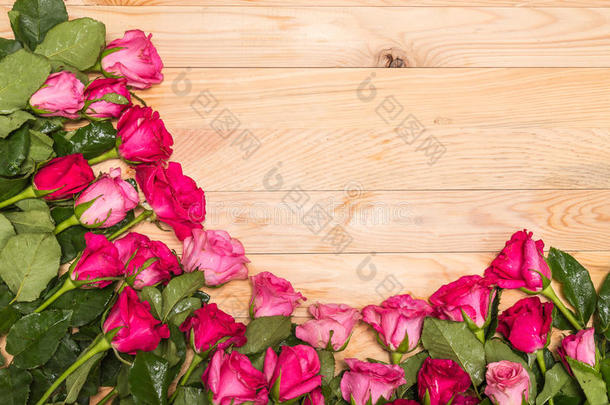 木制甲板<strong>上新</strong>鲜的粉<strong>红色</strong>玫瑰花。 为了爱或情人节