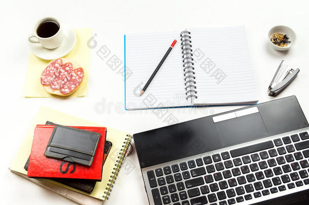 笔记本电脑旁边的零食，笔记本，文具。