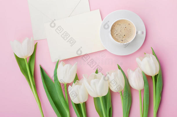咖啡杯，纸卡和春天郁金香花，早上<strong>好</strong>，在粉红色的桌子上，平躺式。 <strong>母亲节</strong>早餐。