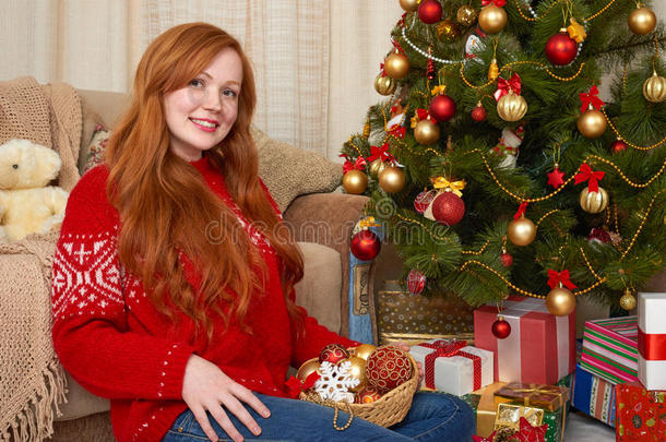 圣诞装饰中的漂亮女孩。家庭内部装饰杉树和礼物。<strong>除夕</strong>和寒假的概念。