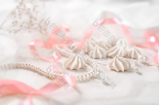 法国奶油饼干的婚礼背景与珍珠，粉红色和白色缎带和花边