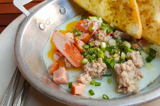 早餐泰国菜风格：特写，煎鸡蛋与猪肉