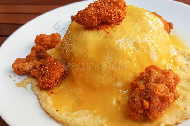 特写，泰国食物风格：炒鸡蛋与辛辣的小鸡。