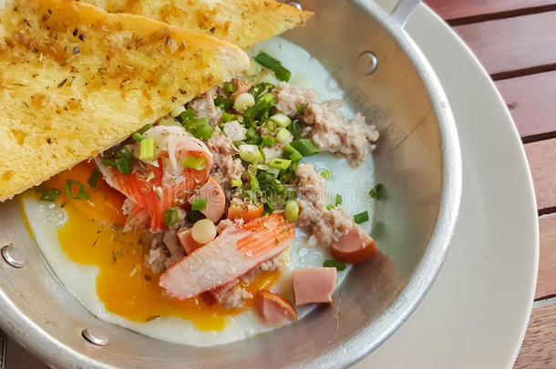 早餐泰国菜风格：特写，煎鸡蛋与猪肉。