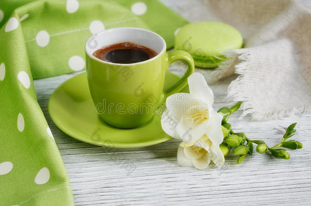 一杯黑咖啡，白色的弗赖西亚花和香甜的法国马卡龙