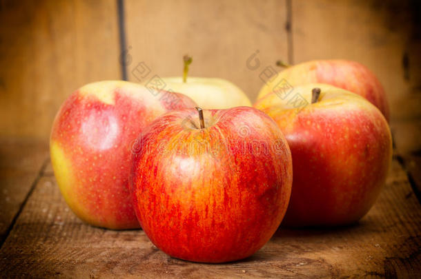 木桌上的苹果