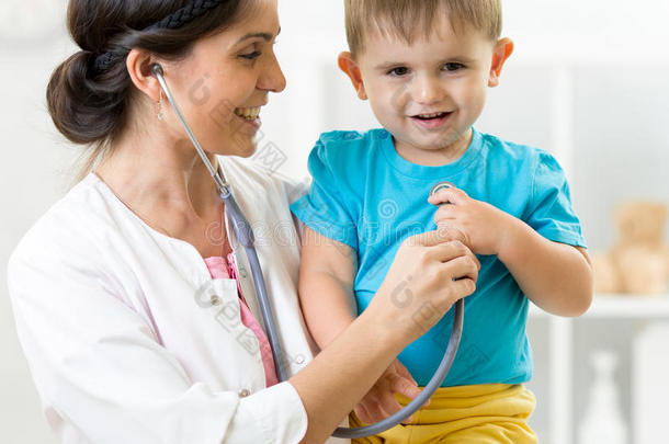 医生用听诊器检查小男孩。 医疗保健概念。