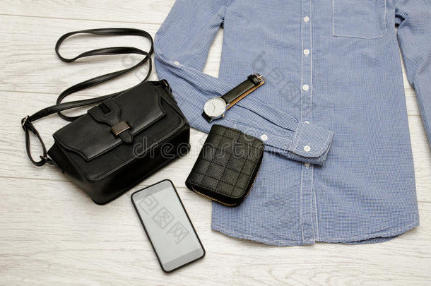 黑色手提包，<strong>手机</strong>，<strong>钱包</strong>和蓝色衬衫的手表。 时尚概念