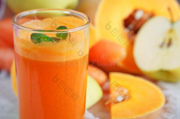 新鲜果汁，水果和蔬菜混合。 健康的食物