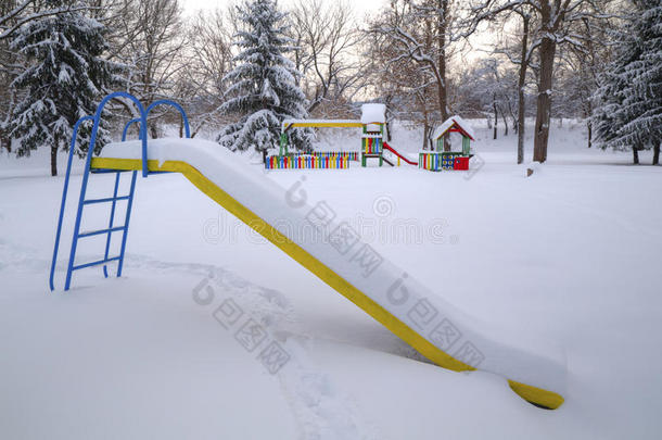 孩子们`操场上覆盖着雪