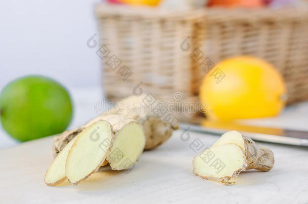姜片放在木制桌子上，上面有新鲜水果。