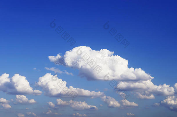 蓝天与云的特写。蓝天和蓬松的云