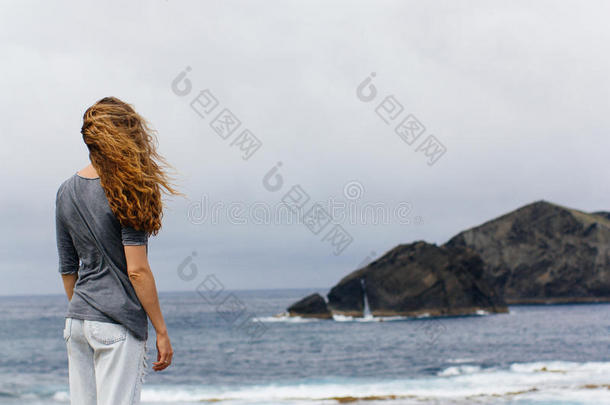 女孩和海洋火山岛葡萄牙亚速尔群岛