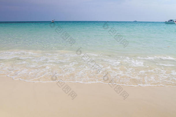 <strong>沙滩</strong>和海浪的蓝色海洋在<strong>沙滩夏季</strong>背景